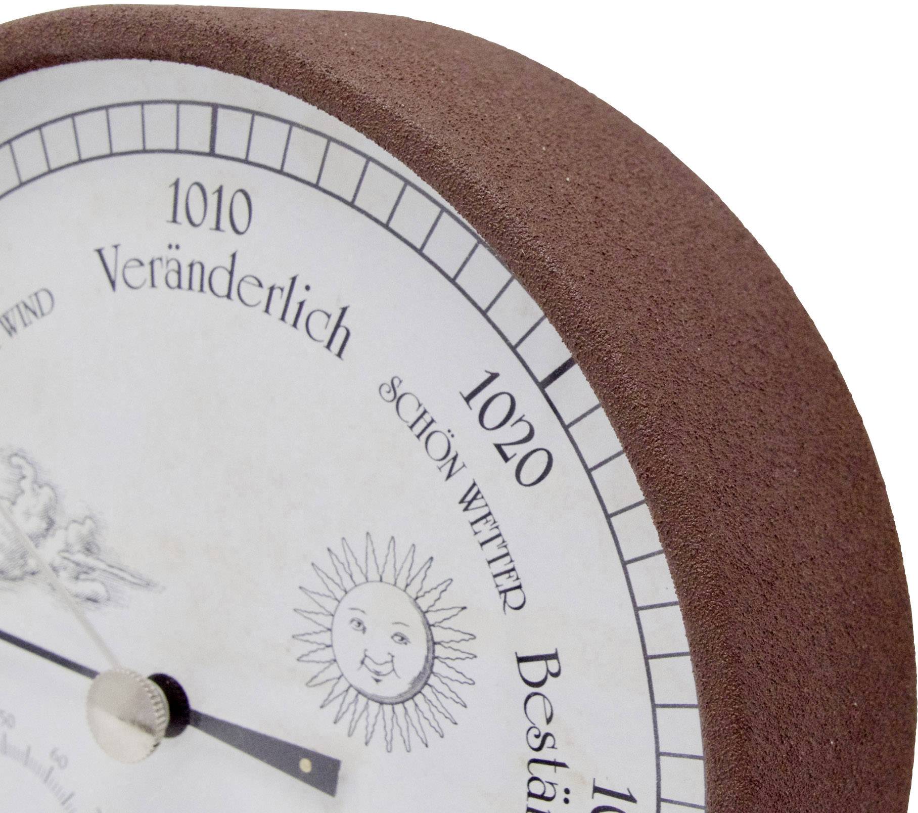 Detailní záběr barometrického přístroje s označeními '1010 Proměnlivé' a '1020 Pěkné počasí', zobrazující změny atmosférického tlaku.