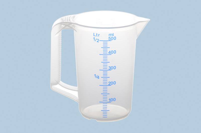 Průhledný měrný hrnek s uchem, zobrazující měřicí stupnice v litrech a mililitrech, s objemem 500 ml, na modrém pozadí.