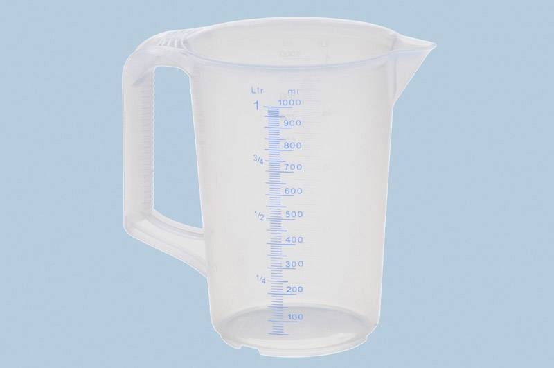 Transparentní plastový měrný pohár s modrou stupnicí, s rozsahem od 200 ml do 1 litru.