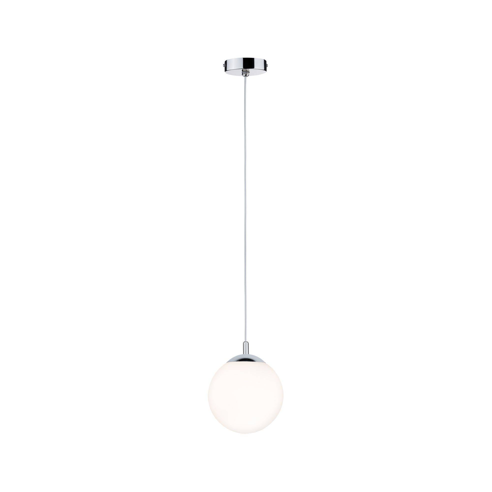 Kulovitá závěsná lampa z bílého skla s chromovaným upevňovacím prvkem, zavěšená na tenkém kabelu.