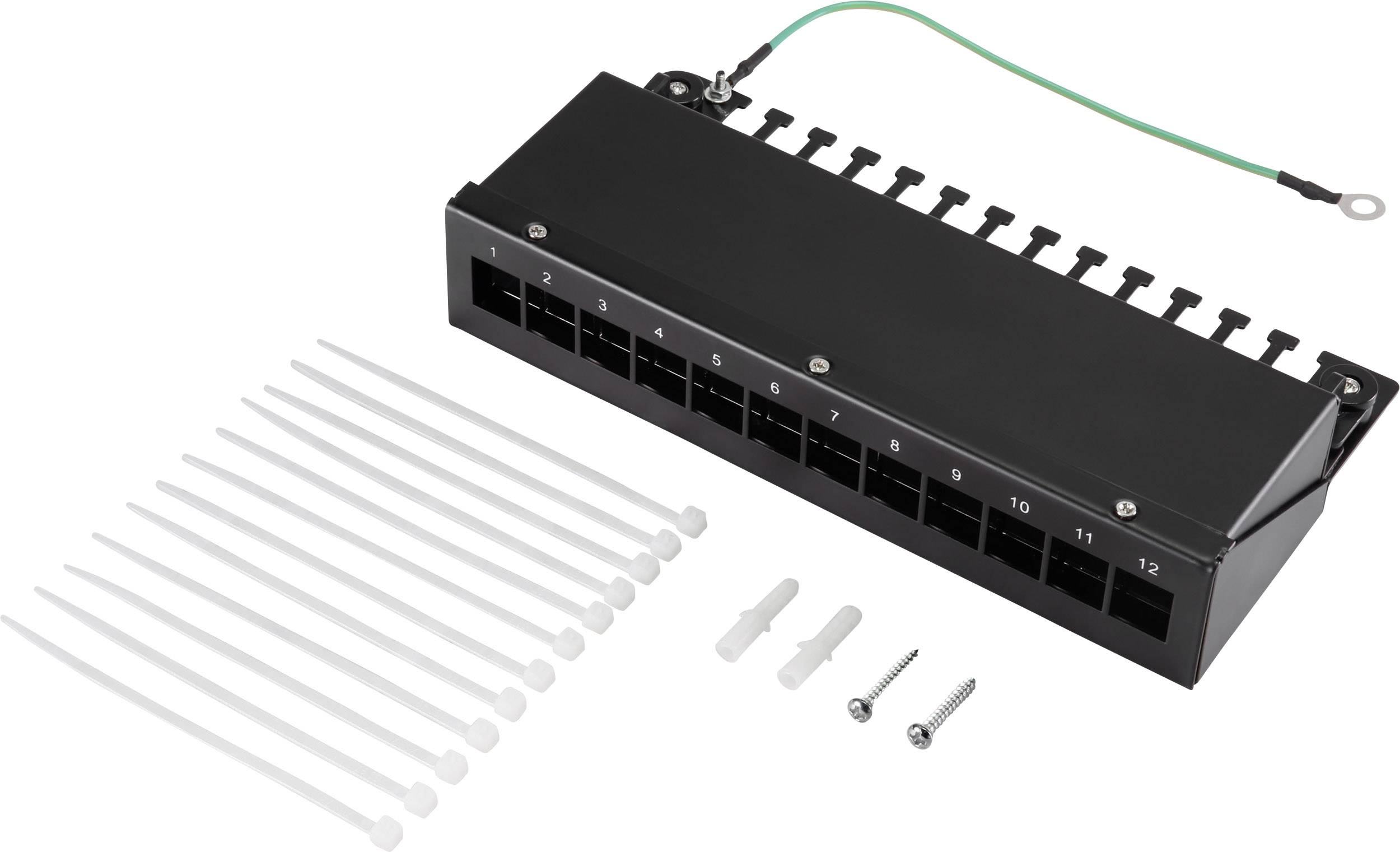Černý patch panel s dvanácti číslovanými porty, obklopený kabelovými vázačkami, šrouby a zeleným uzemňovacím kabelem.