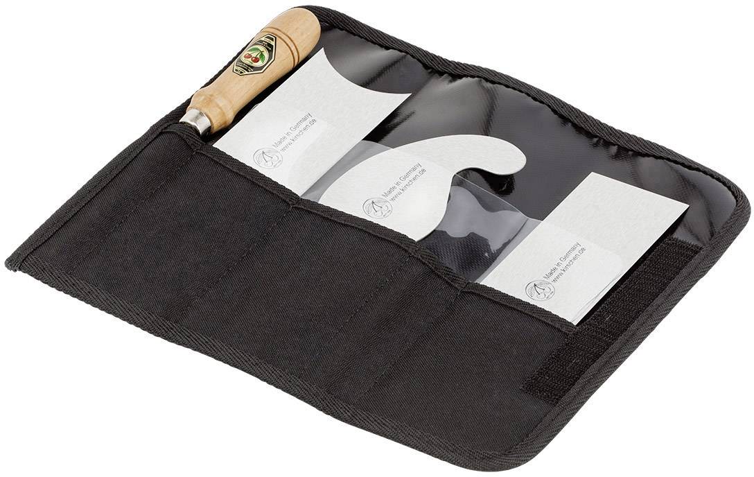 'Řezbářská taška s nožem s dřevěnou rukojetí a dvěma dalšími nástroji v oddělených kapsách, ideální pro hobby řezbáře.'