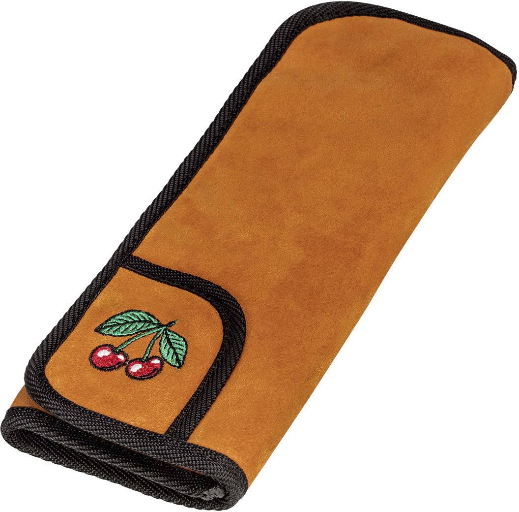 Oranžový ručník s černými okraji, na kterém je vyšita malá ozdoba dvou třešní.