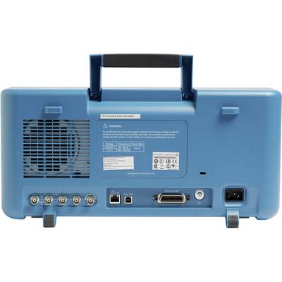 Pohled zezadu na modré elektronické zařízení s několika připojovacími porty a ventilátorem. Štítky varují před elektrickým nebezpečím.