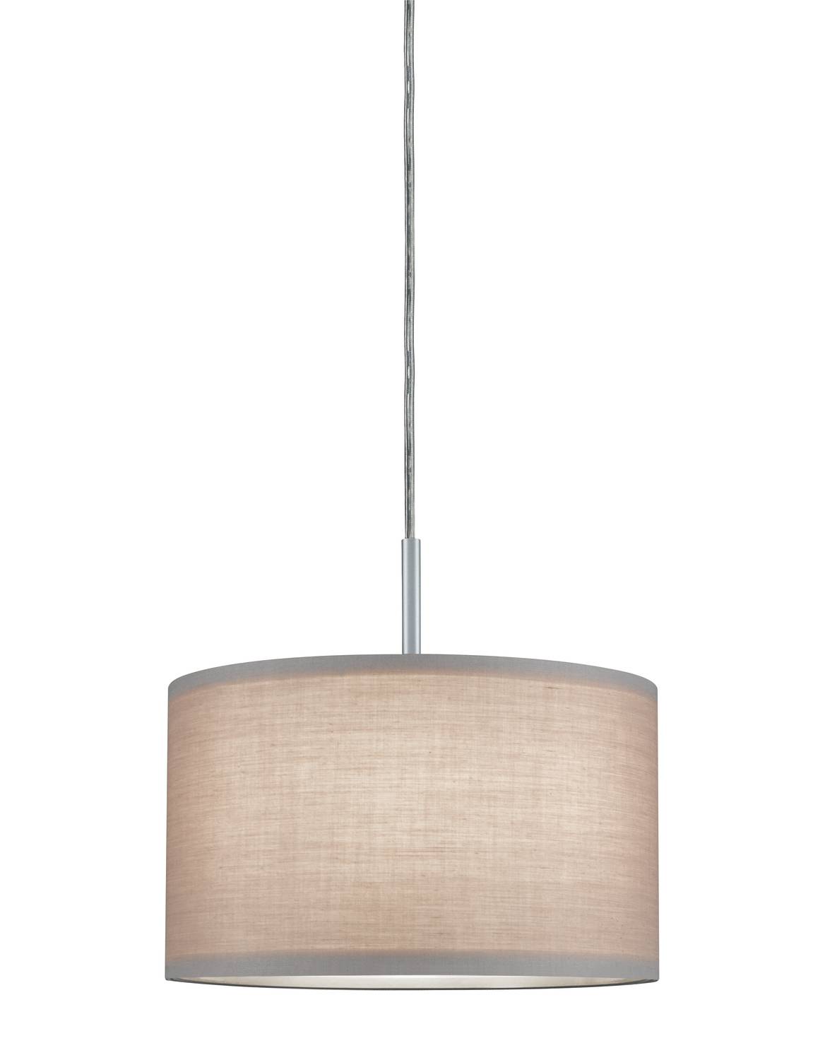 Jednotlivá závěsná lampa s válcovým stínidlem v pískové barvě, vyrobeným z látky, zavěšená na štíhlém kabelu.