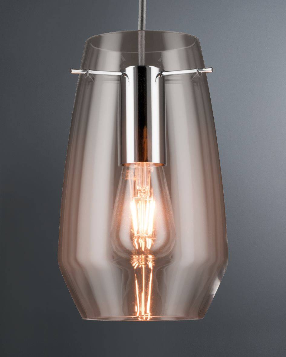 Moderní závěsná lampa s průhledným skleněným stínidlem a viditelnou žárovkou svítí před šedým pozadím.