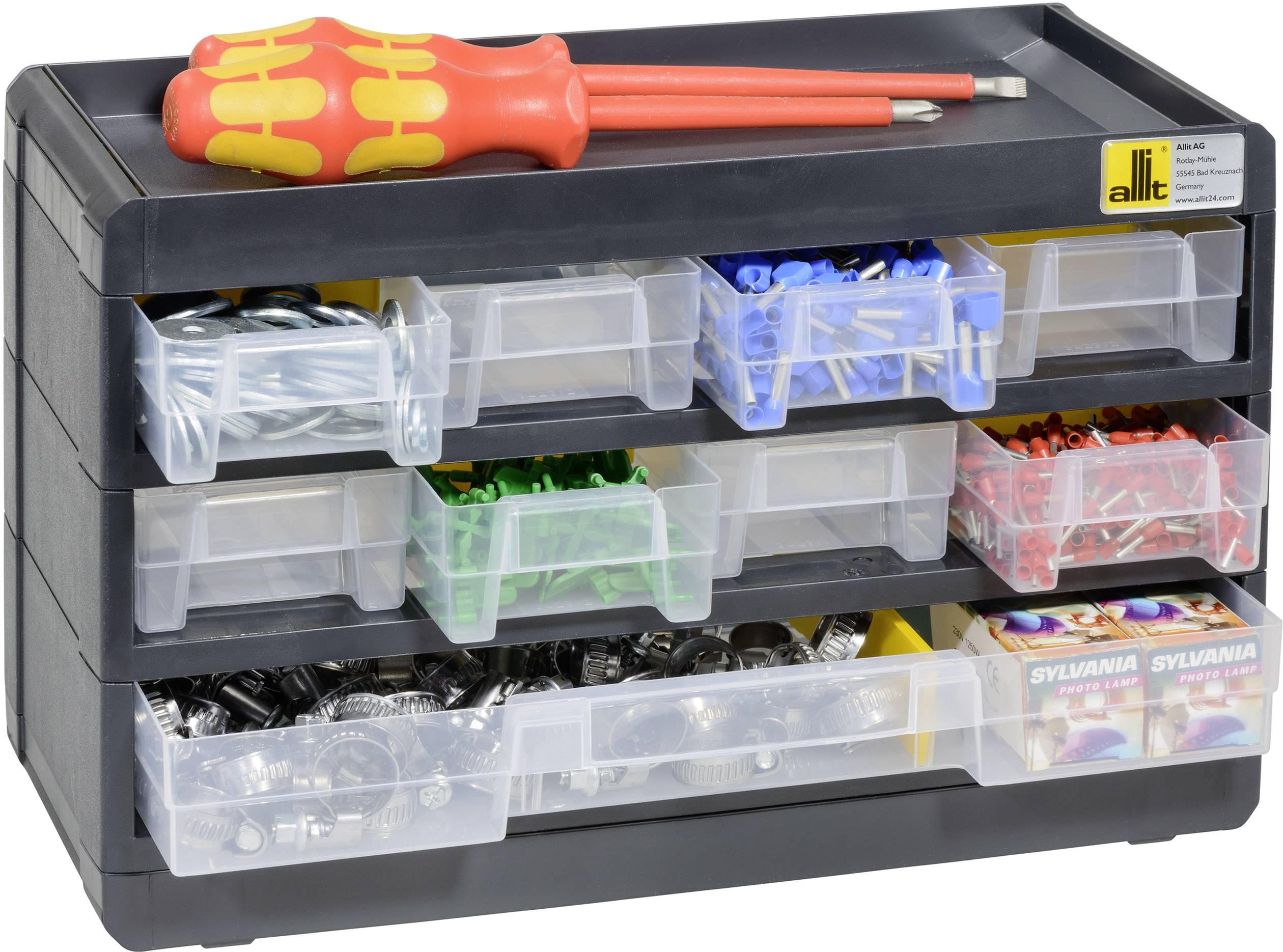 Černý organizační box s několika průhlednými zásuvkami, naplněný šrouby, hmoždinkami a hřebíky v různých barvách. Nahoře leží šroubovák.