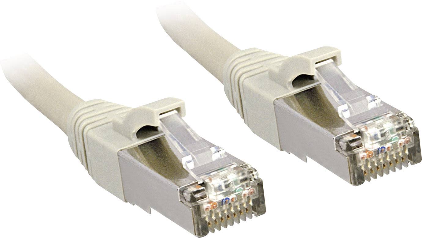 Dva šedé ethernetové kabely ležící vedle sebe. Mají transparentní RJ45 konektory s viditelnými barevnými vodiči.