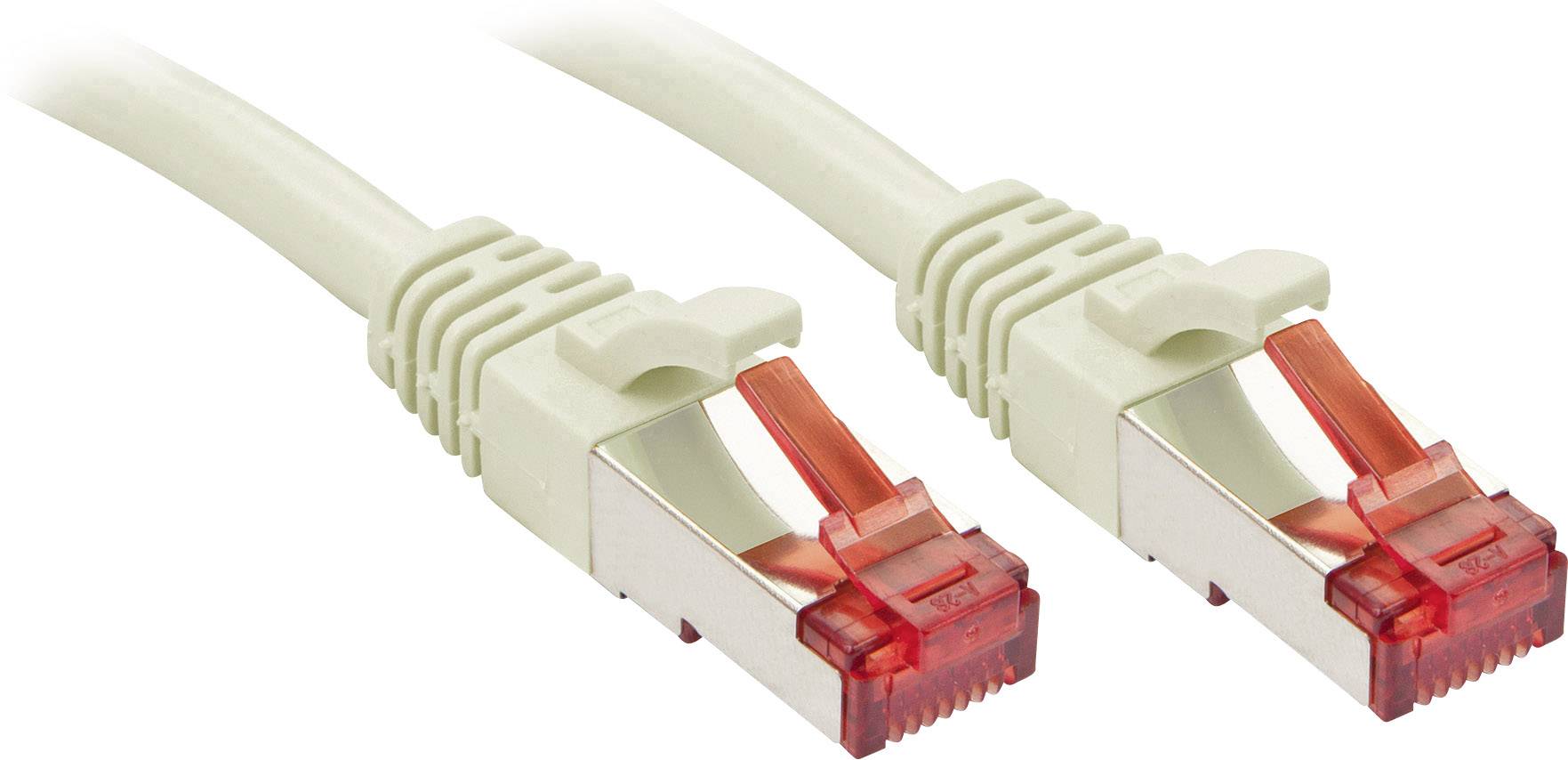 Dva béžové ethernetové kabely s červenými konektory ležící vedle sebe.