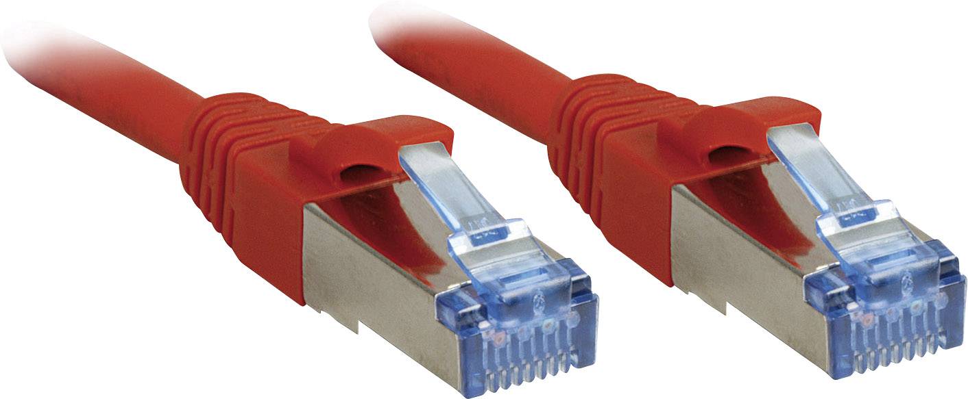 Dva červené ethernetové kabely s modrými konektory, které lze použít pro síťová připojení.