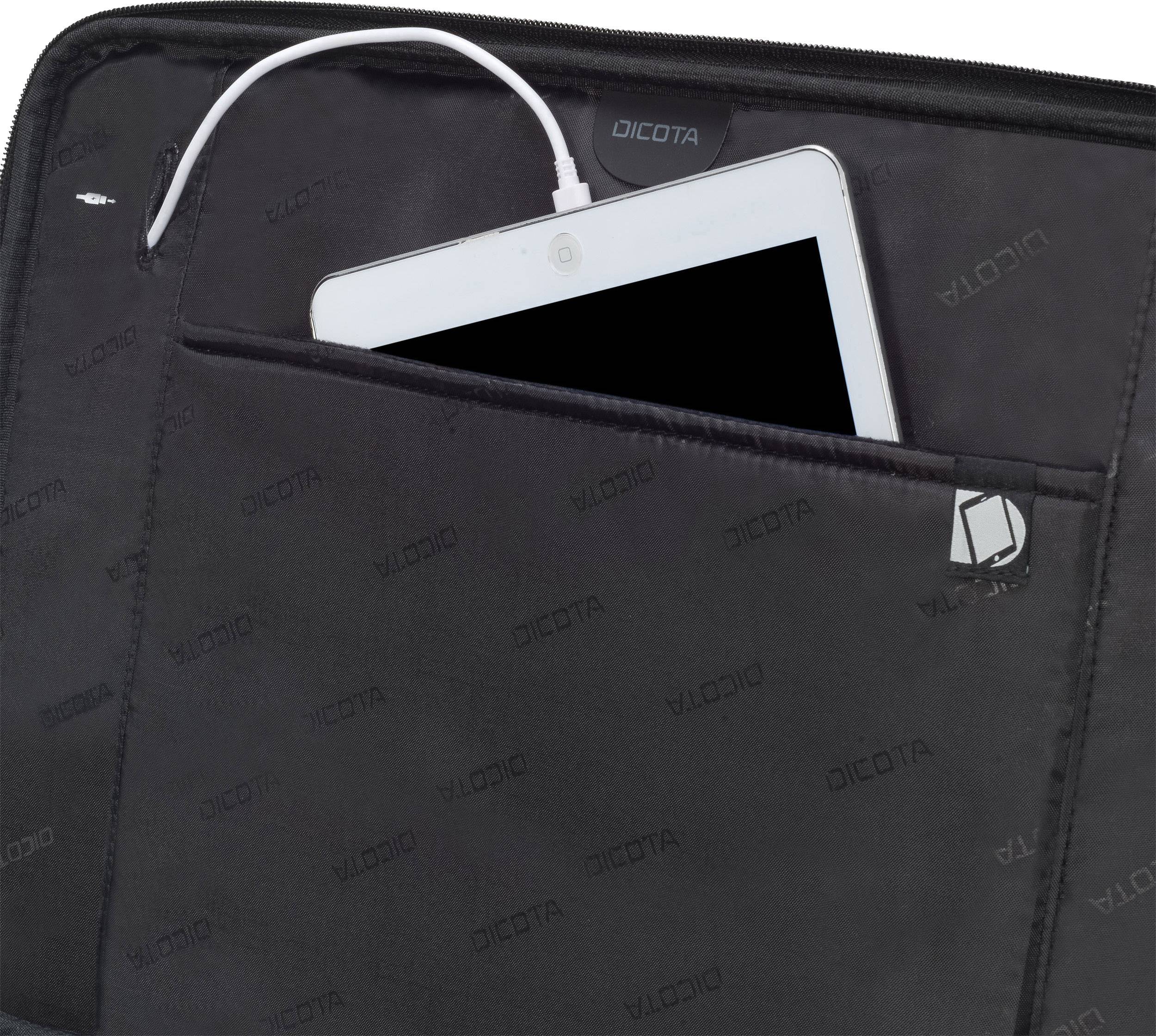 Černá taška s otevřeným úložným prostorem, ve kterém je vidět tablet s připojeným nabíjecím kabelem. Je zde patrné logo značky DICOTA.