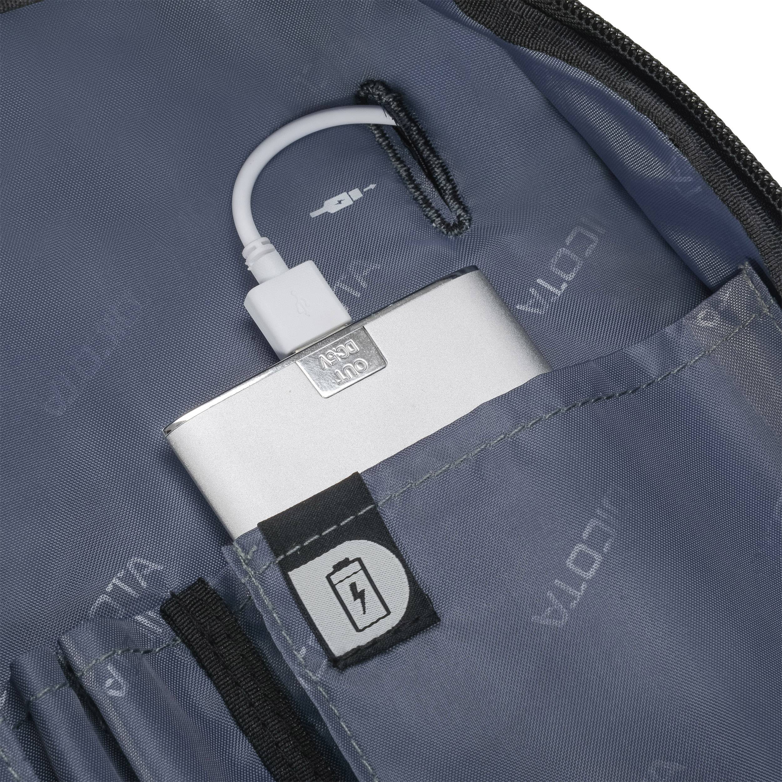 Interní USB prodloužení pro powerbanku v batohu. Kabel propojuje powerbanku s vestavěným nabíjecím portem.