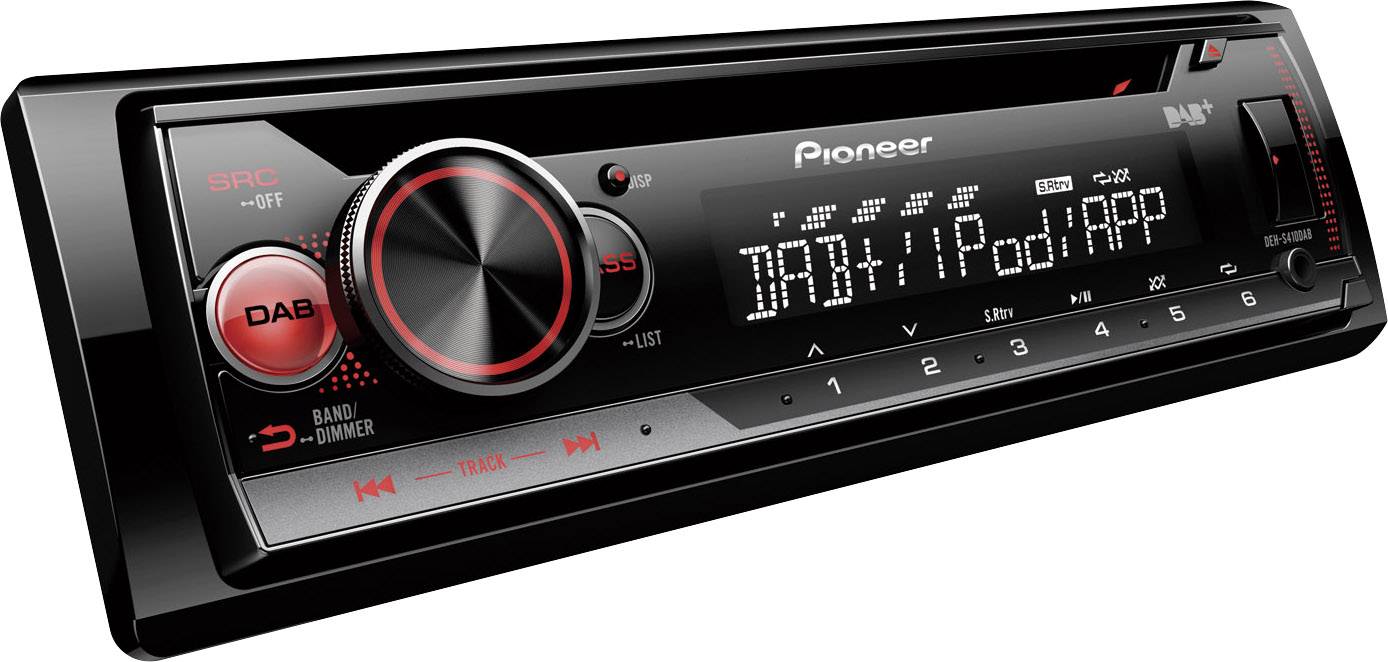 Autorádio s DAB+ a USB portem, zobrazuje 'iPod iAPP' na displeji. Černé s červenými tlačítky a otočným ovladačem.