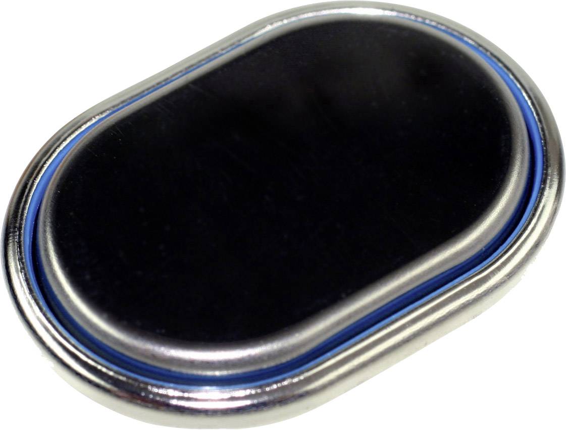 Oválné, kovové a tmavé tlačítko s modrým okrajem, pravděpodobně kryt baterie nebo podobná součástka.