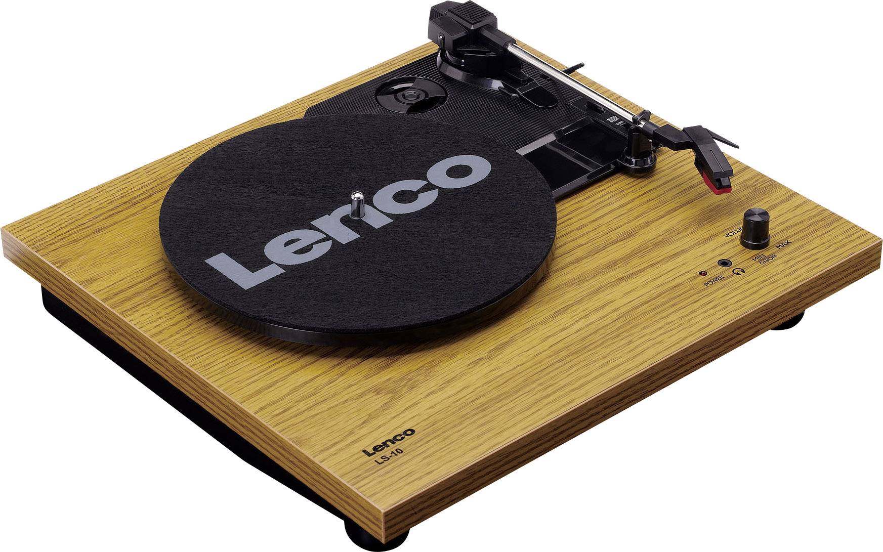 Gramofon se dřevěným vzhledem, černým tónovým ramenem a snímatelným talířem. Název značky 'Lenco' je viditelný na plstěné podložce.