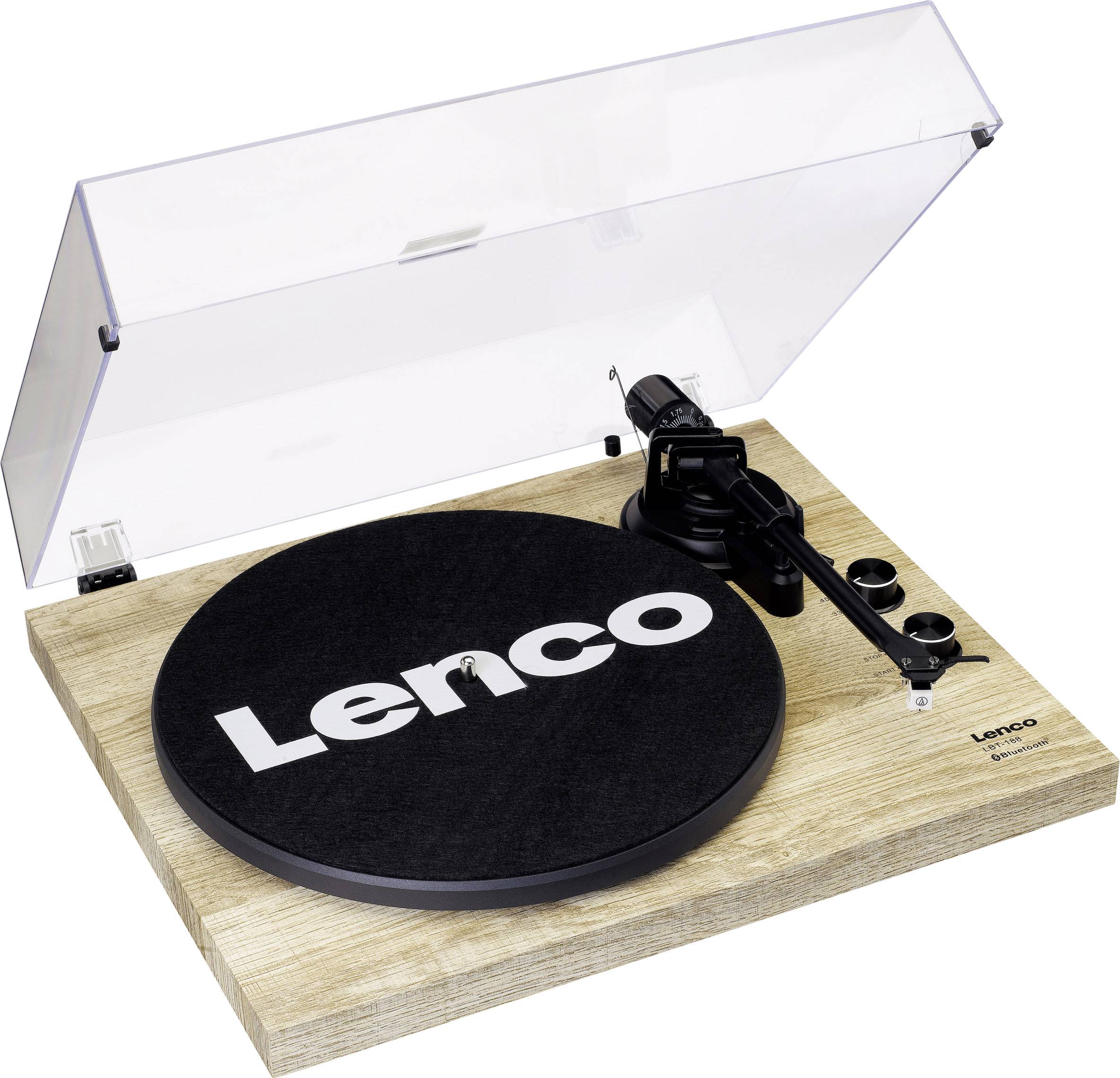 Gramofon ze dřeva s průhledným krytem. Na černé podložce je nápis 'Lenco' bílými písmeny. Rameno přenosky je umístěno vpravo.