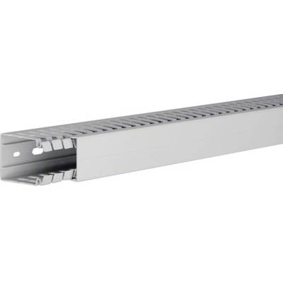 Šedý kabelový kanál, obdélníkového tvaru, s bočními štěrbinami pro větrání. Vhodný pro řádné vedení kabelů v technických instalacích.