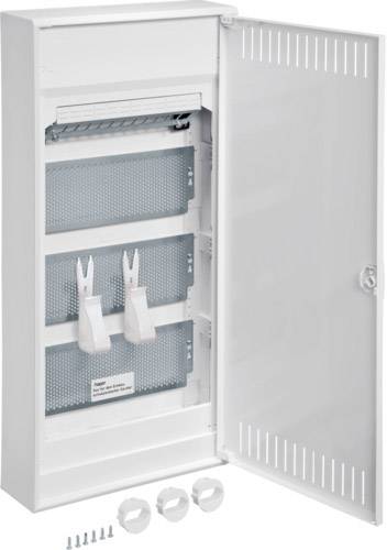 Otevřená bílá elektrorozvodná skříň s několika montážními lištami a příslušenstvím uvnitř.