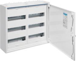 Otevřená elektrická rozvodná skříň s šesti volnými modulovými místy a otevřenými dvířky, vhodná pro instalaci spínacích přístrojů.
