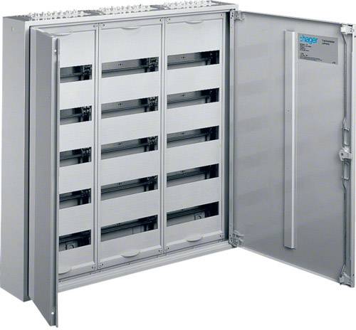 Otevřená elektrická rozvodná skříň s několika horizontálními zásuvnými moduly a volným prostorem pro kabely, připevněná na stěně.