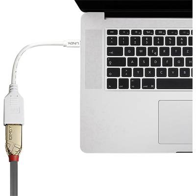 Kabel je připojeno k laptopU, který připojuje periferní zařízení. Klávesnice a touchpad jsou viditelné.