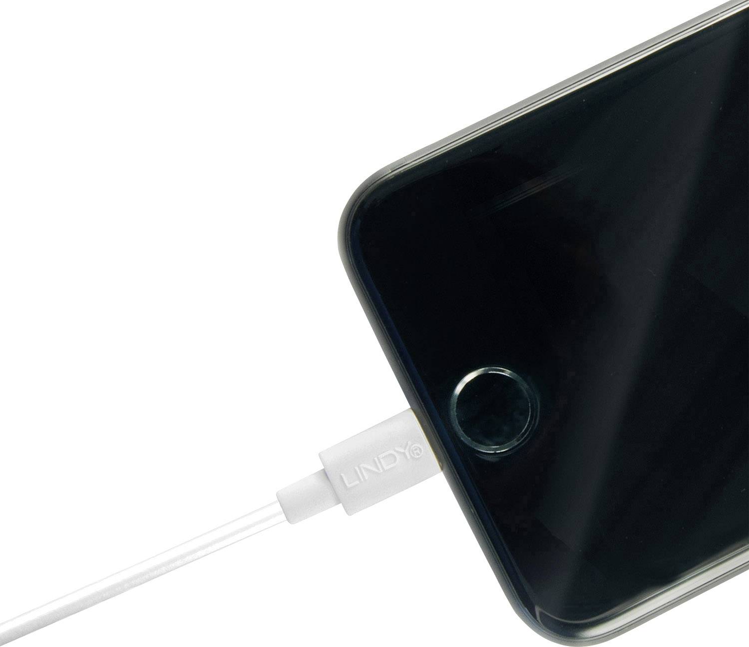 Smartphone s černým displejem je nabíjeno pomocí bílého kabelu. Kabel má nápis 'LINDY'.