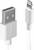 Bílý USB-Lightning kabel od společnosti Lindy. Vlevo USB konektor, vpravo Lightning konektor, oba s stříbrnými kontaktními plochami.
