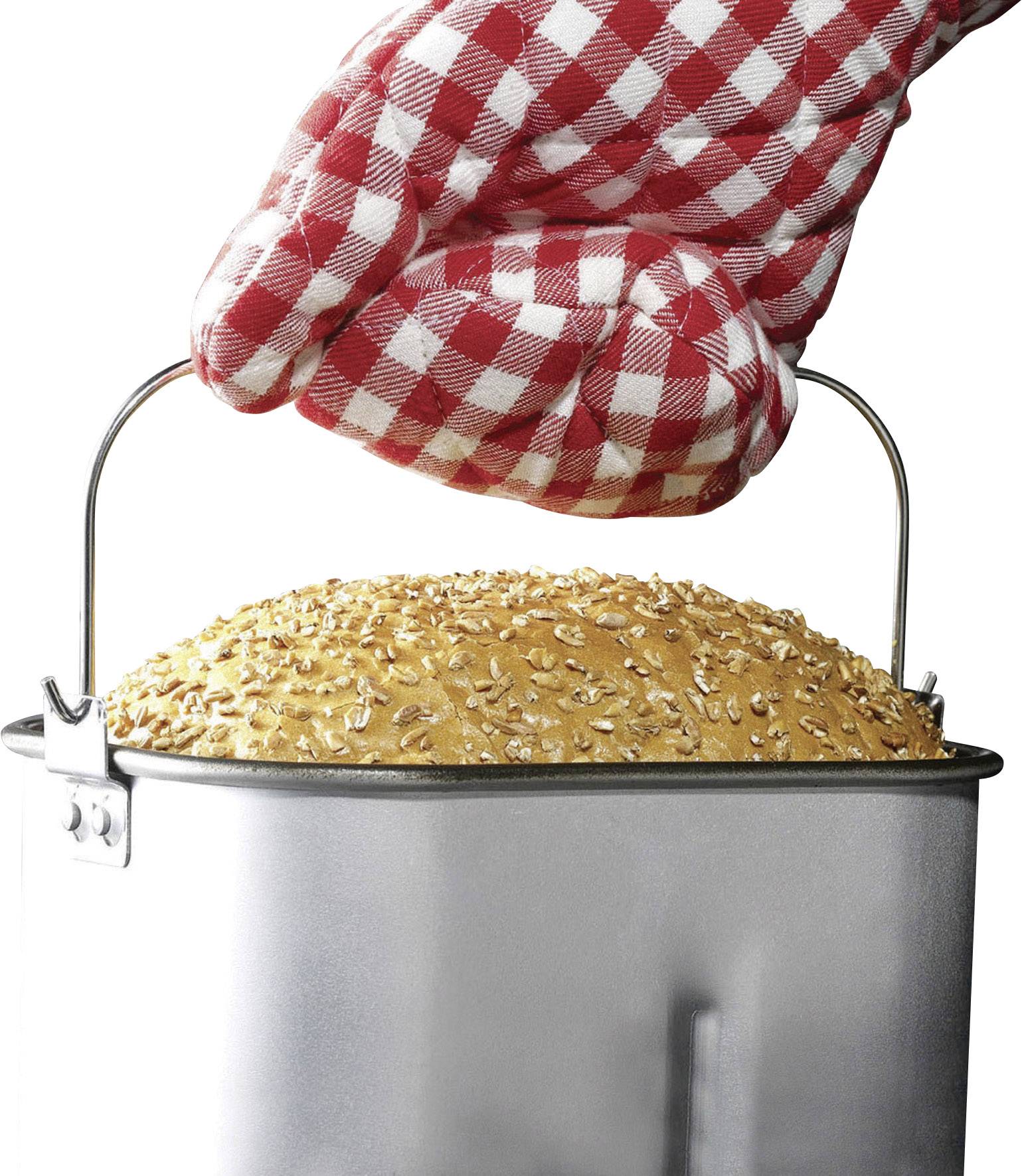 Červená a bíle kostkovaná rukavice do trouby zvedá nádobu s čerstvě upečeným chlebem posypaným zrny z pekárny.