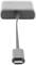 USB-C kabel propojuje čtvercovou nabíječku s přenosným zařízením.