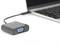 VGA adaptér je připojen k laptopu. Adaptér je černý a konektor modrý. Slouží k připojení externích monitorů.