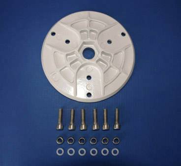 Bílý kulatý plastový držák s šesti otvory leží uprostřed. Pod ním se nachází šest šroubů a šest podložek na modrém pozadí.