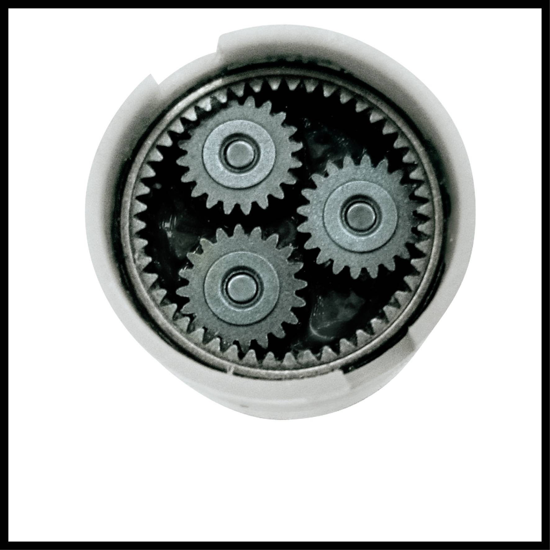 Čtyři do sebe zapadající ozubená kola v kruhovém pouzdře.