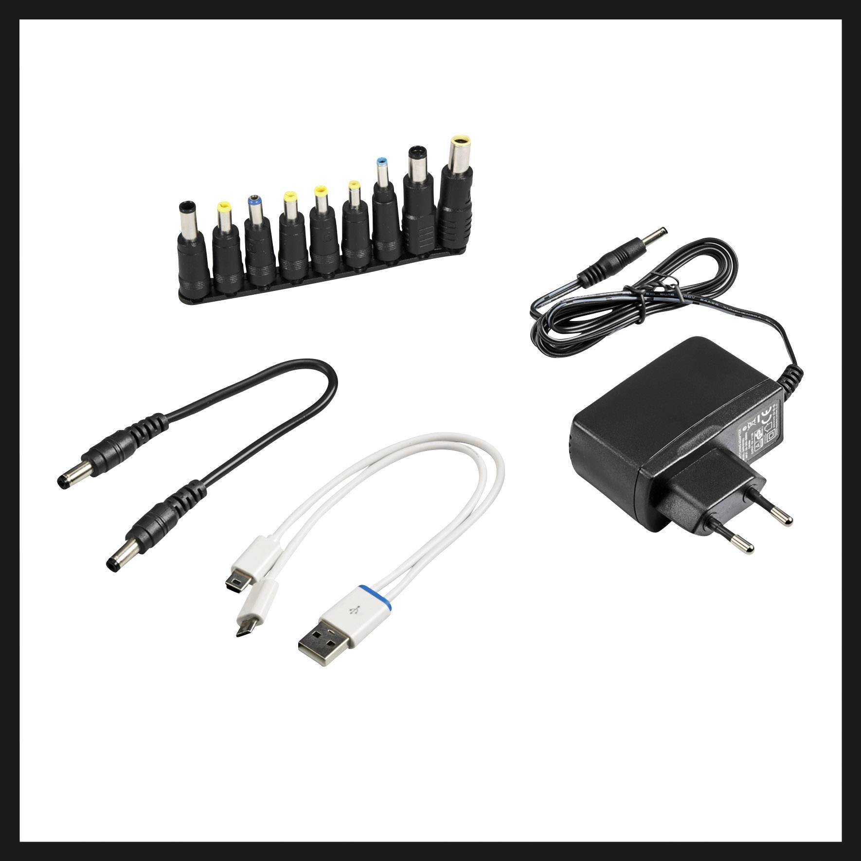 Různé nabíječky a adaptéry: několik možností zástrček, dva kabely s USB porty a napájecí adaptér s evropskou zásuvkou.