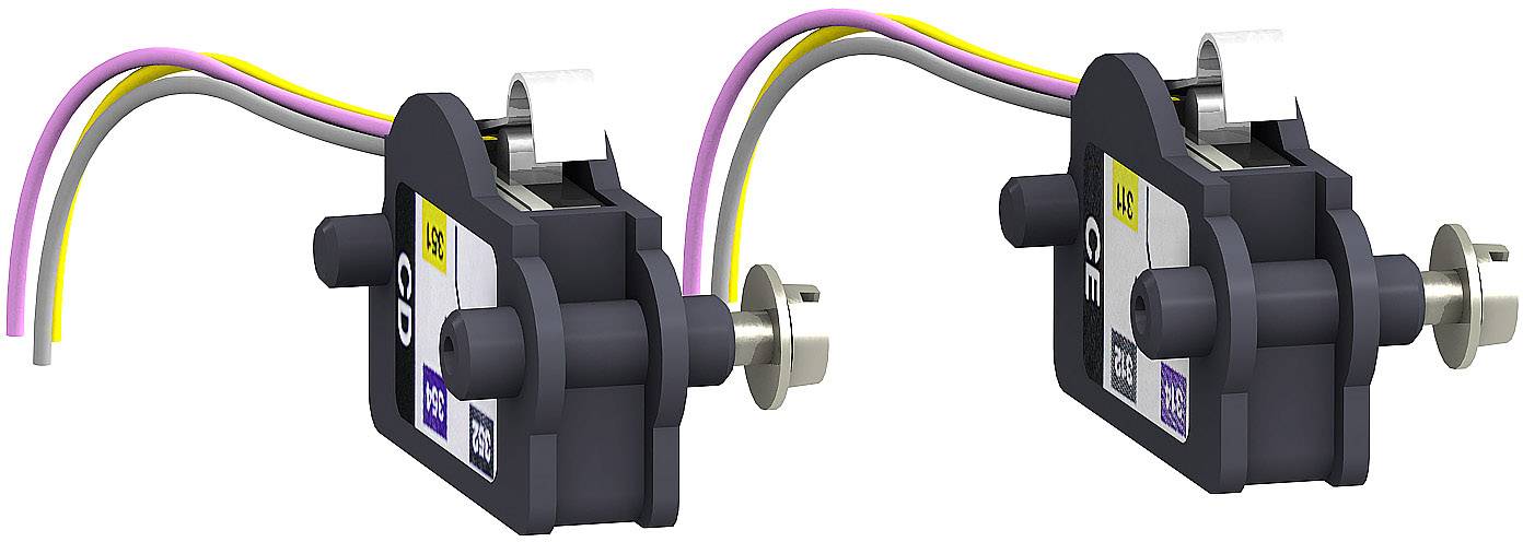 Dva černé elektromotory s kabely v různých barvách, které vyčnívají z jejich zadní strany. Jsou zobrazeny na bílém povrchu.