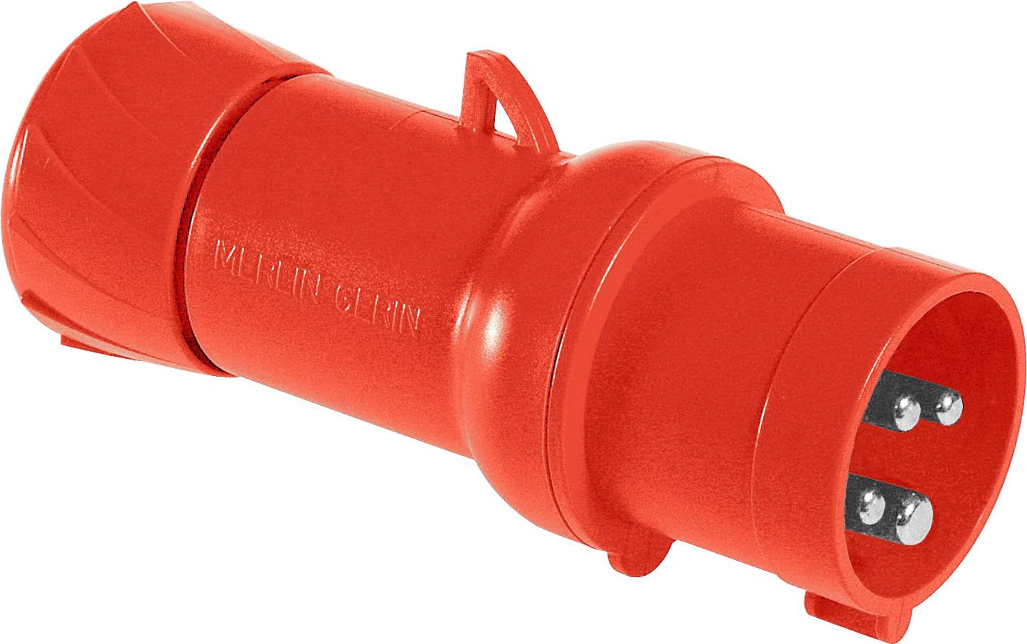 Červená elektrická zástrčka se třemi kovovými kolíky. Vhodná pro průmyslové použití.