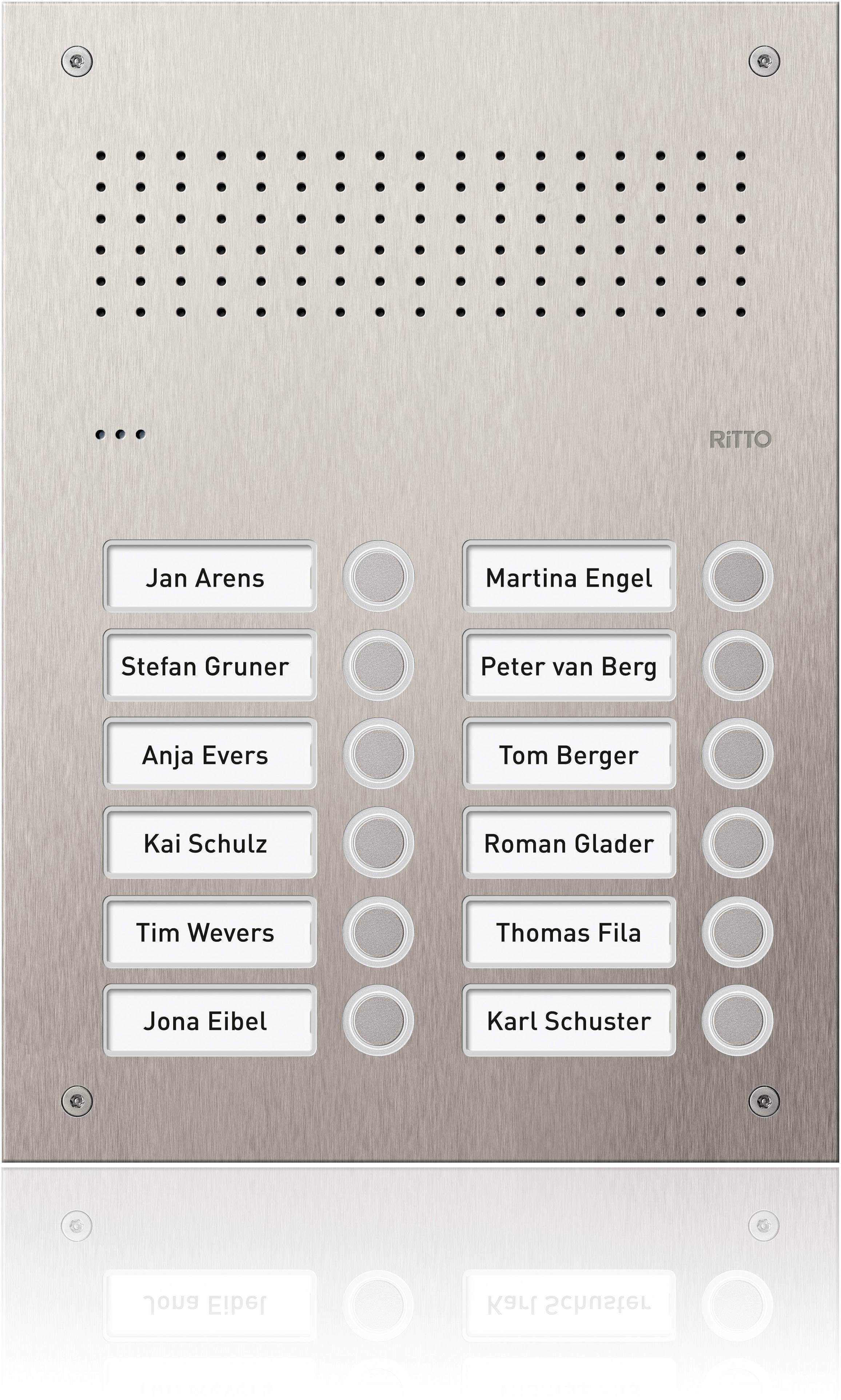'Domovní telefon se dvanácti zvonkovými tlačítky, vlevo šest jmen: Jan Arens, Stefan Gruner, Anja Eversová, Kai Schulz, Tim Wevers, Jona Eibel. Vpravo šest jmen: Martina Engelová, Peter van Berg, Tom Berger, Roman Glader, Thomas Fila, Karl Schuster.'