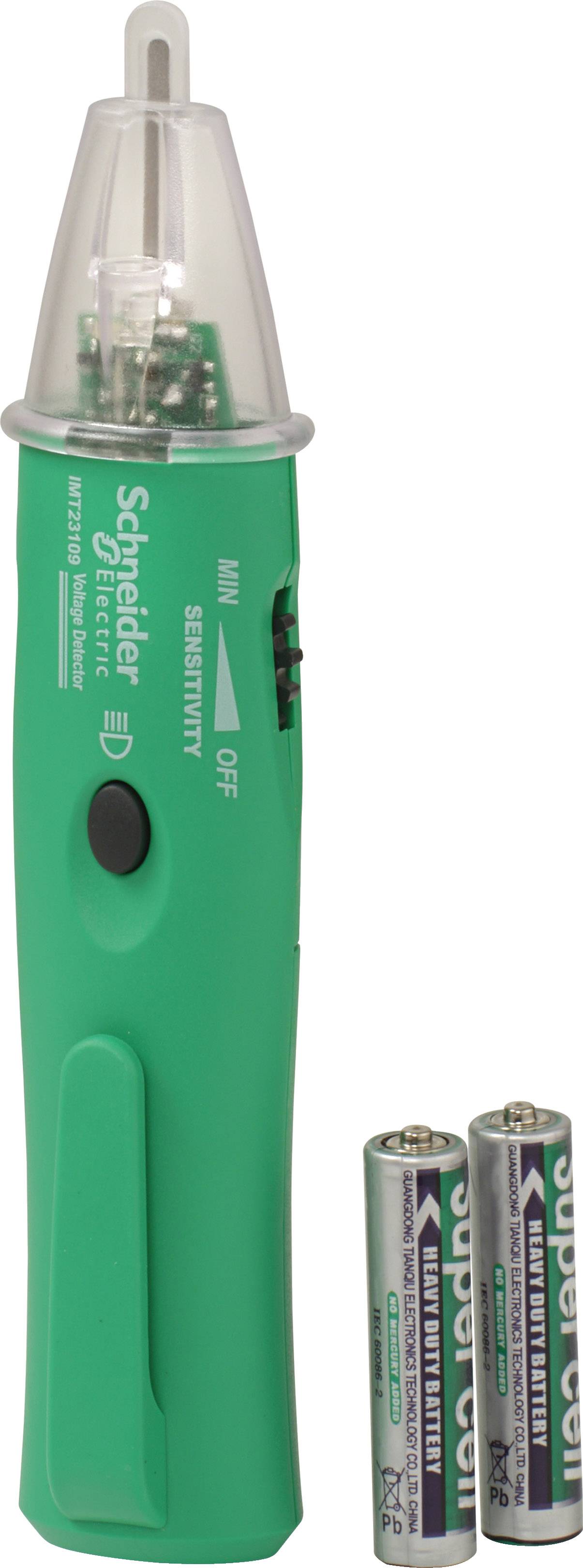 Zelený zkoušeč napětí od Schneider Electric s indikátorem baterie, společně s dvěma bateriemi AA, před bílým pozadím.