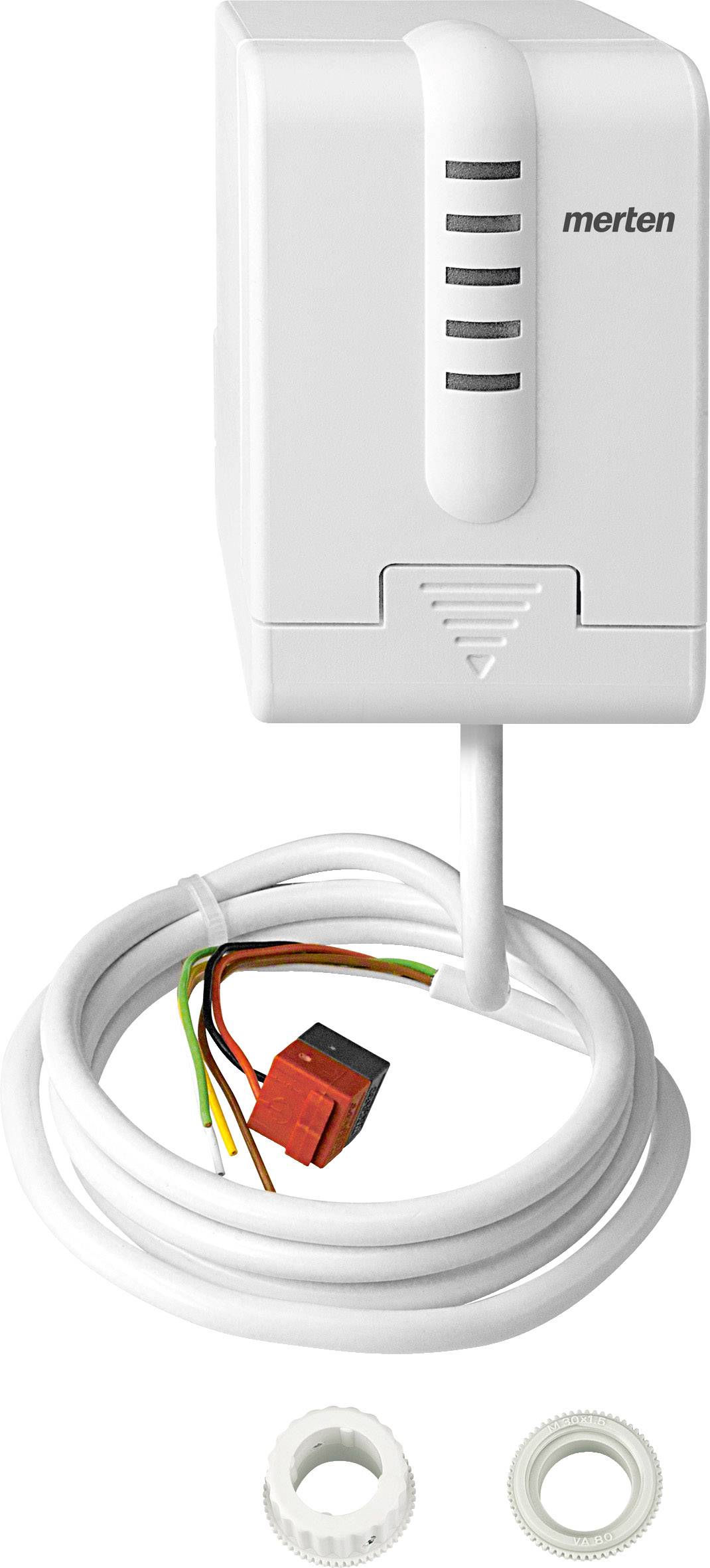 Bílý elektrický senzor značky Merten s kabelem a zástrčkou leží na bílém povrchu. Vedle něj jsou položeny dva bílé adaptační kroužky.
