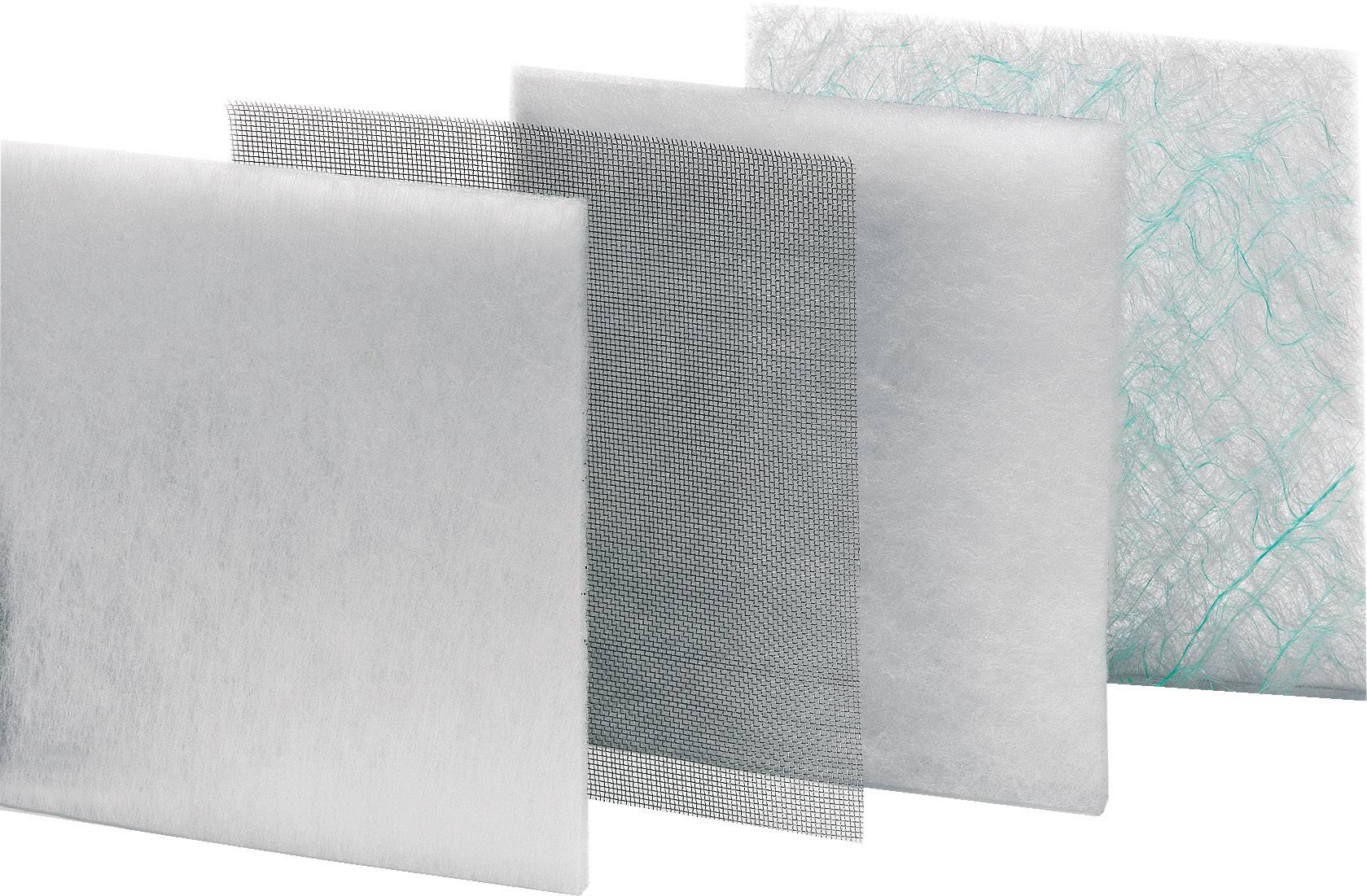 Čtyři různé materiály vzduchových filtrů, postavené vedle sebe, ukazují rozdíly v textuře a hustotě.