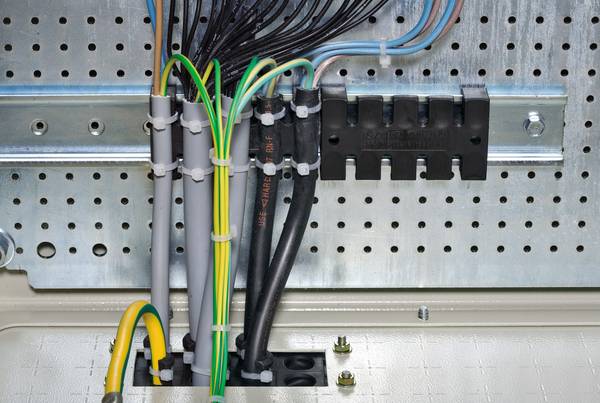 Schneider Electric NSYSCCDINLG75 NSYSCCDINLG75 Montážní materiál   plast  10 ks