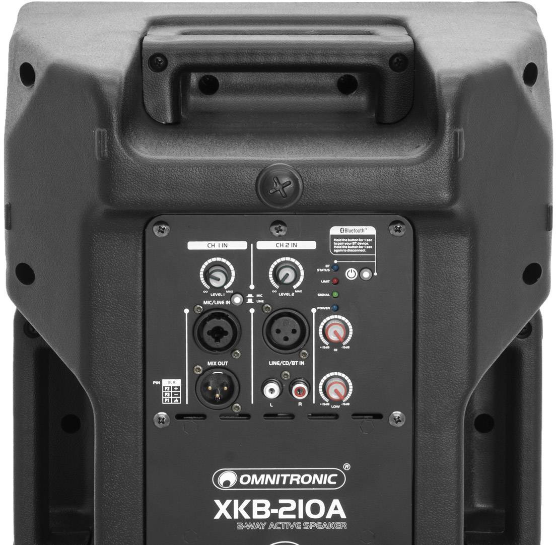 Zadní strana reproduktoru 'Omnitronic XKB-210A' s ovládacím panelem, konektory a rukojetí.