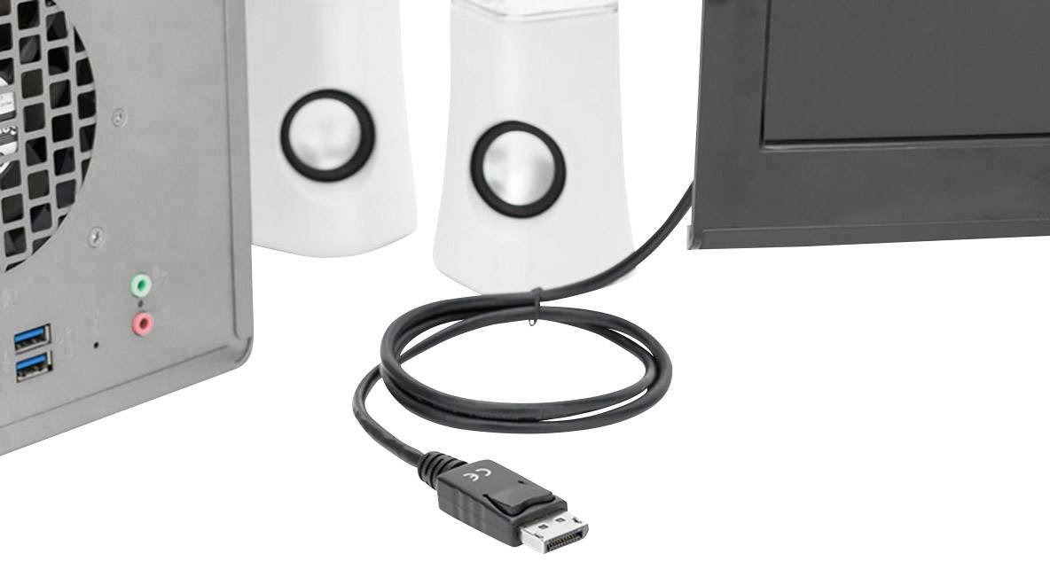 USB kabel před reproduktory, počítačem a monitorem na bílém pozadí.