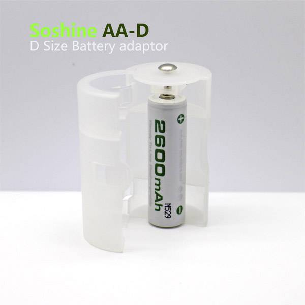 Baterie AA s kapacitou 2600 mAh je zobrazena v průhledném D-adaptéru značky Soshine.