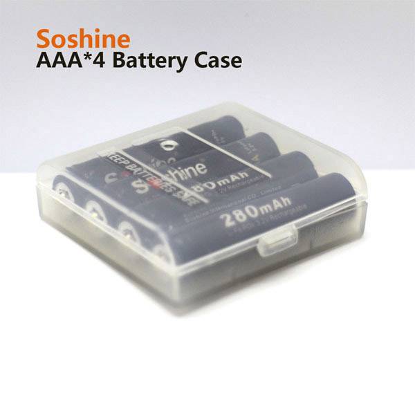 Transparentní pouzdro Soshine na baterie AAA se čtyřmi bateriemi 280mAh. Text vlevo nahoře: 'Soshine AAA*4 Battery Case'.