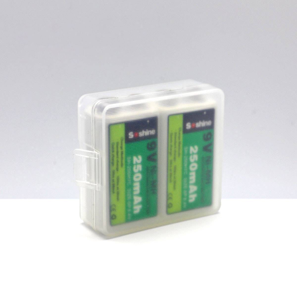 Dva zelené akumulátory v průhledné plastové krabičce, označené štítkem '250 mAh'. Leží na bílém povrchu.