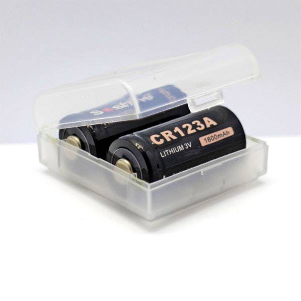 Dvě lithiové baterie CR123A v průhledné plastové krabičce. Text na bateriích: "CR123A 1600mAh Lithium 3V".