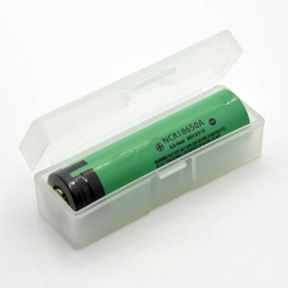 Zelená lithium-iontová baterie v průhledné plastové krabičce, model NCR18650A.