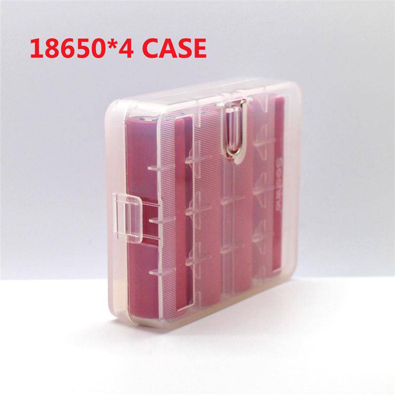 Průhledný plastový box pro bezpečné uložení čtyř akumulátorů 18650. Slova '18650*4 CASE' jsou vytištěna červeně vlevo nahoře.