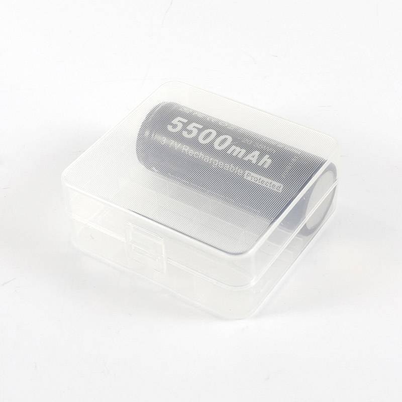 Průhledná plastová krabička s černou baterií, na které je napsáno „5500 mAh".