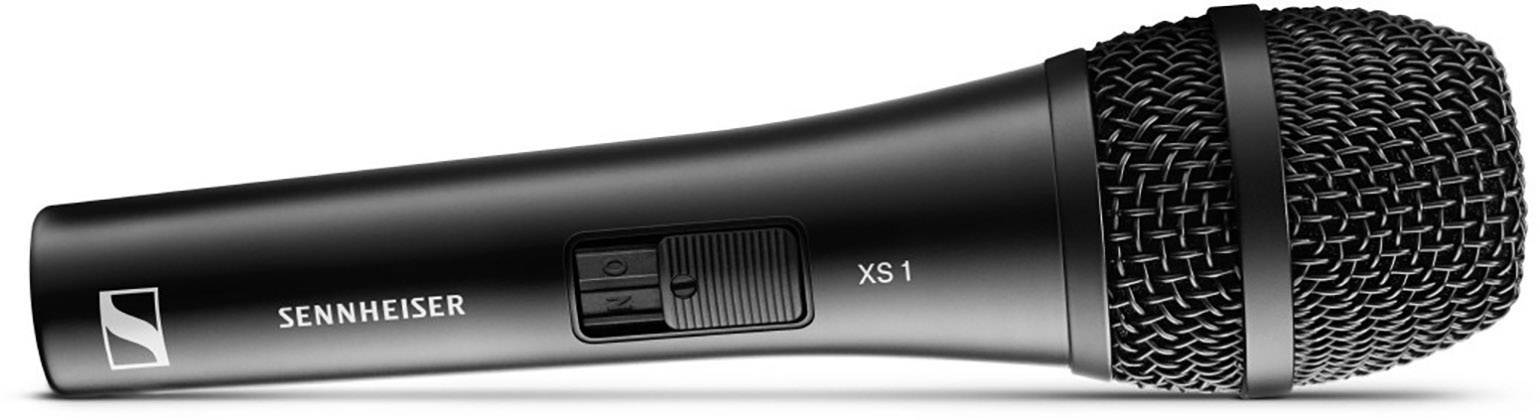 Černý mikrofon Sennheiser XS 1 s vypínačem na straně a logem Sennheiser; vhodný pro zpěv nebo mluvené slovo.